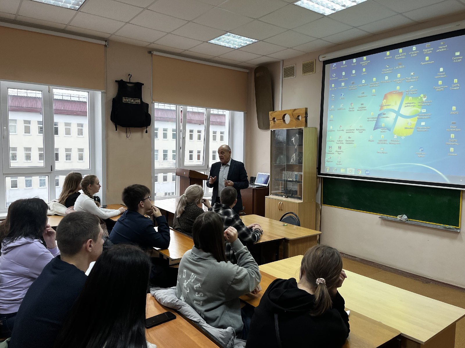 08 ноября 2025 г. заведующий кафедрой Правоохранительная деятельность Свечников Н.И. и доцент кафедры Правоохранительная деятельность Битюцкий Е.В. приняли участие в профориентационных мероприятиях Университетские субботы, в ходе которых обсуждалась тема Профессия юриста в контексте правоохранительной деятельности с учащимися 11 классов и их родителями, а также была презентована специальность Правоохранительная деятельность